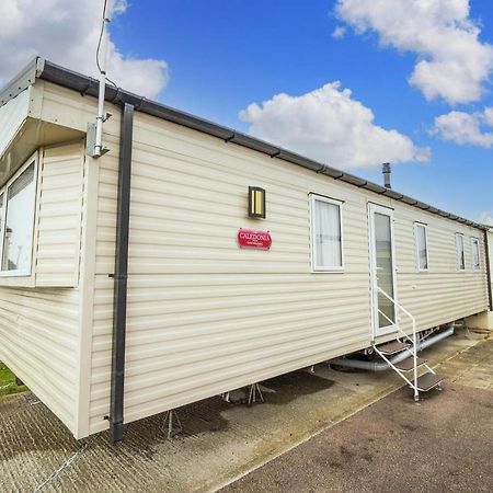 Lovely 8 Berth Caravan At Seawick Holiday Park In Essex Ref 27458S Clacton-on-Sea Extérieur photo