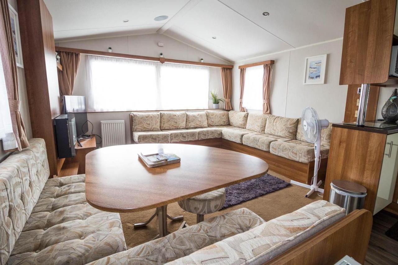 Lovely 8 Berth Caravan At Seawick Holiday Park In Essex Ref 27458S Clacton-on-Sea Extérieur photo