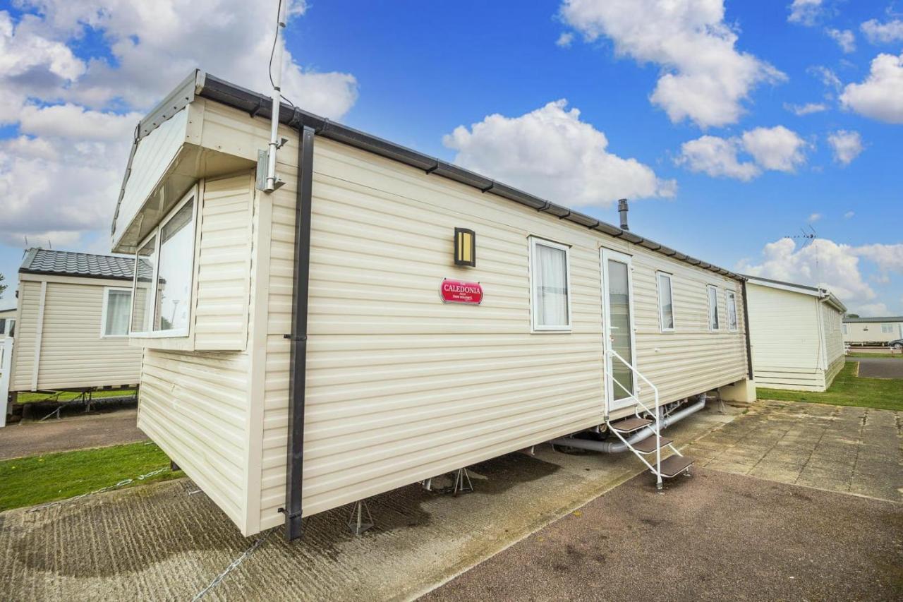 Lovely 8 Berth Caravan At Seawick Holiday Park In Essex Ref 27458S Clacton-on-Sea Extérieur photo