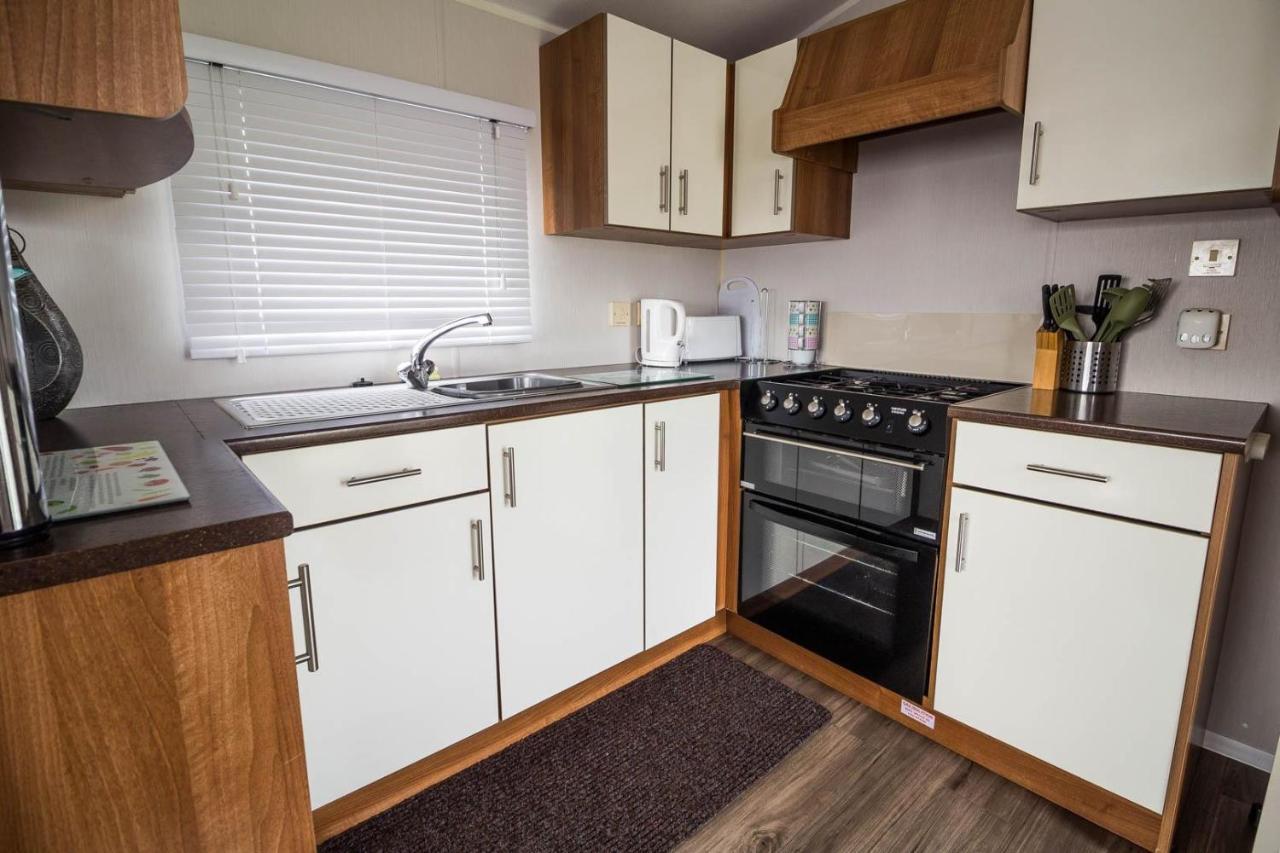 Lovely 8 Berth Caravan At Seawick Holiday Park In Essex Ref 27458S Clacton-on-Sea Extérieur photo