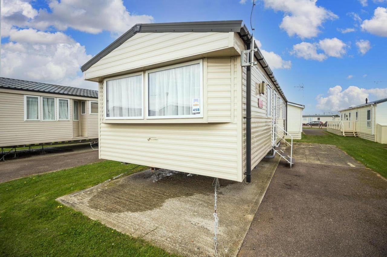 Lovely 8 Berth Caravan At Seawick Holiday Park In Essex Ref 27458S Clacton-on-Sea Extérieur photo